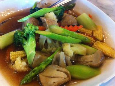 ผัดผัก เข้มข้น ที่ ร้านอาหาร ครัวดอกไม้ขาว