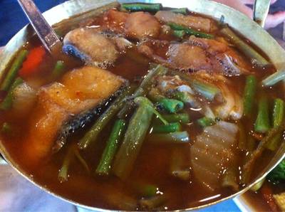 แกงส้ม ที่ ร้านอาหาร ครัวดอกไม้ขาว