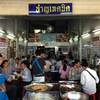 คนเยอะมากช่วงเที่ยงต้องยืนรอ ที่ ร้านอาหาร ชาญเทคนิค