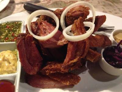 ขาหมูทอด อร่อย เพราะเป็นหมูลมควันคล้ายแฮม ที่ ร้านอาหาร Harvest Moon Pub & Restaurant