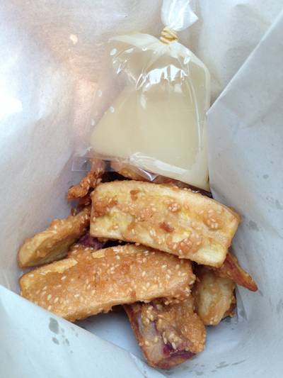 กล้วยทอดพร้อมนมข้นหวาน ที่ ร้านอาหาร กล้วยทอดกระทะทอง