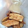 กล้วยทอดพร้อมนมข้นหวาน ที่ ร้านอาหาร กล้วยทอดกระทะทอง