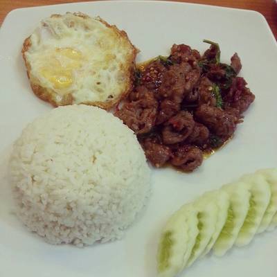 ดูเหมือนเป็นเมนูสิ้นคิด แต่นี่คือ "ข้าวกระเพราเนื้อลายไข่ดาว" ที่ ร้านอาหาร Moka Coffee ดูเหมือนเป็นเมนูสิ้นคิด แต่นี่คือ "ข้าวกระเพราเนื้อลายไข่ดาว" ที่ ร้านอาหาร Moka Coffee