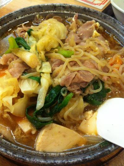 สุกี้ยากี้ญี่ปุ่น อร่อยมาก ชอบน้ำซุปอร่อยทีเดียว ที่ ร้านอาหาร Hanaya