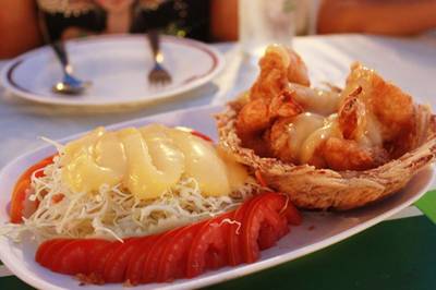 กุ้งทอดสลัดค่ะ จานนี้ชอบค่ะ ชอบตรงได้ทานสลัดและเผือกทอดค่ะ รสชาติน้ำสลัดก็ใช้ได้ ที่ ร้านอาหาร นาทอง