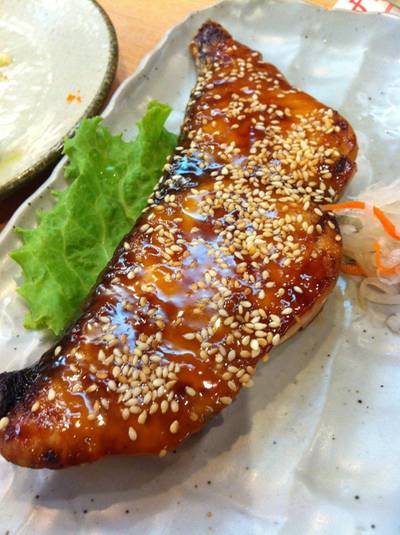 ปลาอินทรีย์ย่างเต้าเจี้ยว อร่อยเลยค่ะ ไม่เค็มจนเกินไปด้วย ที่ ร้านอาหาร Hanaya
