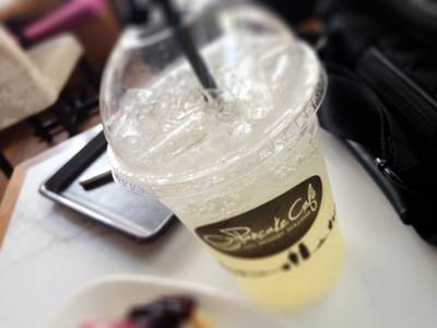 The Sparkling Soprano (Lemon Honey Soda) ที่ ร้านอาหาร Pancake Cafe The Circle