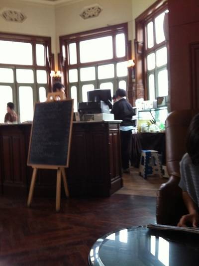 บรรยากาศภายในร้าน “กาแฟนรสิงห์” ไม่กล้าถ่ายเท่าไหร่เพราะคนเยอะเลยถ่ายตรงพนักงาน ที่ ร้านอาหาร ร้านกาแฟ นรสิงห์ ณ วังพญาไท