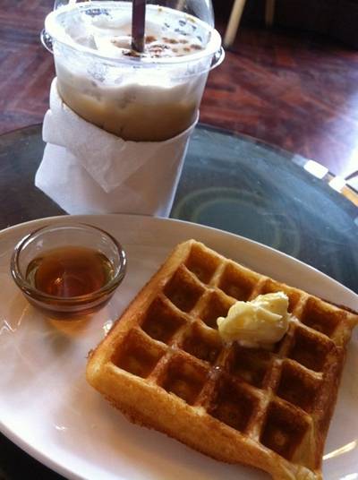 วาฟเฟิลราดน้ำผึ้ง ขอบอกว่าอร่อยเลยค่ะ ที่ ร้านอาหาร ร้านกาแฟ นรสิงห์ ณ วังพญาไท