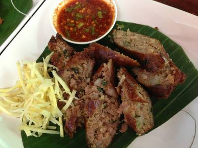 ไส้อั่วเดดจริง ที่ ร้านอาหาร เฮือนเพ็ญ
