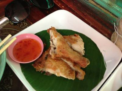 ไก่ทอดรสชาดเฉยๆ ที่ ร้านอาหาร เฮือนเพ็ญ
