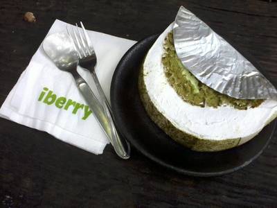 เค้กโรลชาเขียว ที่ ร้านอาหาร iberry เชียงใหม่