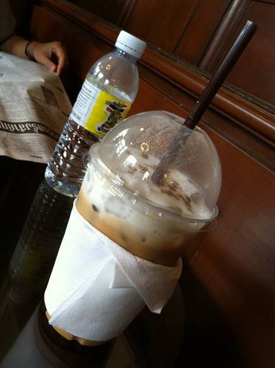 คาปูชิโน่เย็น ซึ่งเป็นกาแฟลาเต้ที่ใส่นมสด กาแฟ และโฟมนมเนียนๆ รสชาติชอบเลยค่ะ ที่ ร้านอาหาร ร้านกาแฟ นรสิงห์ ณ วังพญาไท