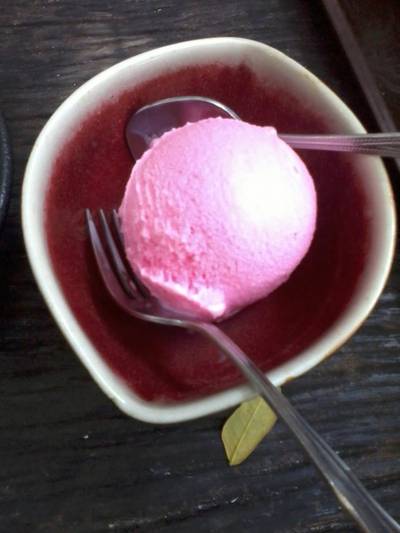 ไอศครีมรสสตรเบอร์รี่  ที่ ร้านอาหาร iberry เชียงใหม่