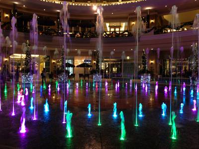 บรรยากาศยามค่ำคืนของ Promenade น้ำพุกำลังเต้นระบำตามเสียงเพลง ^^ ที่ ร้านอาหาร Bake A Wish Promenade