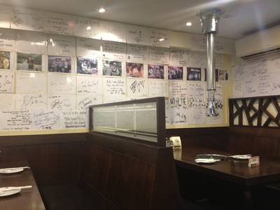 ข้างฝากับลายเซ็นลูกค้าคนดัง ที่ ร้านอาหาร Myeong Ga (เมียงคา)
