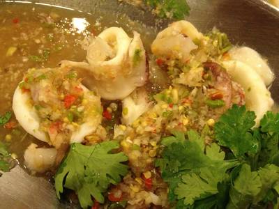 หมึกไข่นึ่งมะนาว ที่ ร้านอาหาร นายแกละ นวมินทร์ หมึกไข่นึ่งมะนาว ที่ ร้านอาหาร นายแกละ นวมินทร์