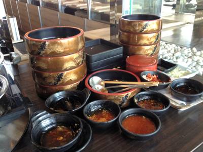 นี่เรากินคนเดียวหมดโต๊ะนี้เลยเหรอ ที่ ร้านอาหาร Hajime Robot Restaurant