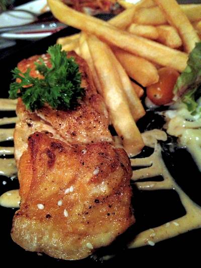 salmon steak. ok  ที่ ร้านอาหาร Tree Box