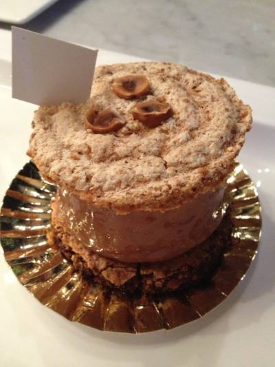 Madame Pompadour - ตัวเค้กเนื้อหยาบไปหน่อย ที่ ร้านอาหาร Let Them Eat Cake