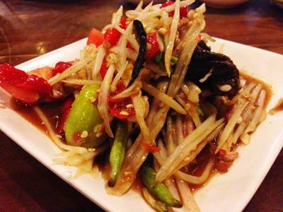 ส้มตำปูปลาร้า ที่ ร้านอาหาร ร้านอาหารไก่ย่างกลางกรุง