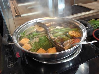 ชาบู สุกี้ตีสองหน้า ที่ ร้านอาหาร Hajime Robot Restaurant