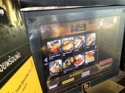 จอเมนูสั่งอาหาร ที่ ร้านอาหาร Hajime Robot Restaurant