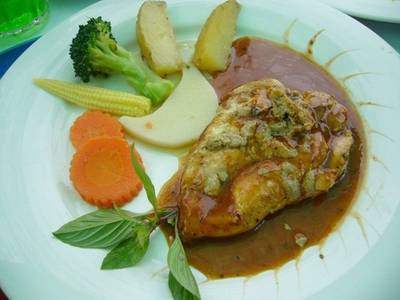 "สเต๊กไก่ราดซอสตับห่านบด" อยากลองซอสตับห่านบดเลยสั่งมาลองทานดูอร่อยใช้ได้เลยค่ะ ที่ ร้านอาหาร กุ๊กชม