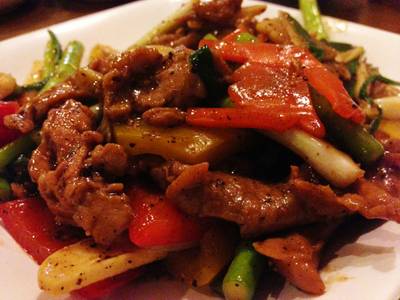 นกกระจอกเทศพริกไทยดำ ที่ ร้านอาหาร ร้านอาหารไก่ย่างกลางกรุง