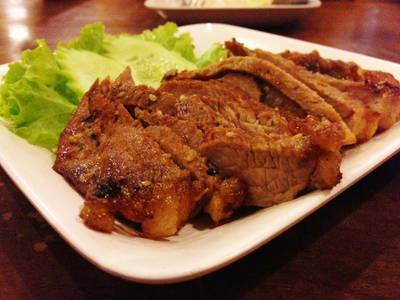 เนื้อย่าง ที่ ร้านอาหาร ร้านอาหารไก่ย่างกลางกรุง
