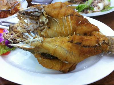 ปลากระพงทอดราดน้ำปลา ที่ ร้านอาหาร ครัวในบ้าน