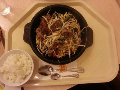 แฮมเบิร์กกับยากินิคุหมูที่คลุกแล้ว(200บาท) ที่ ร้านอาหาร Pepper Lunch Chamchuree Square