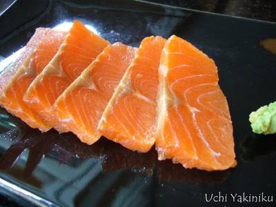 แซลมอนซาซิมิ จัดมาหลายจานเช่นกัน ที่ ร้านอาหาร Uchi Yakiniku Buffet