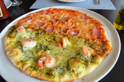 พิพซ่าหน้า Prosciutto Pizza และ พิพซ่าหน้าผักขมใส่กุ้ง ที่ ร้านอาหาร Buono Bistro