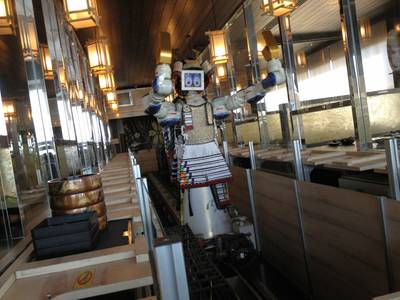 โรบ็อตเต้น เอ้าขอเสียงหน่อย ที่ ร้านอาหาร Hajime Robot Restaurant