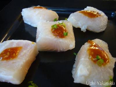 ปลาดอลลี่ อันนี้ย่างยากค่ะ หลุดง่าย ๕๕๕ ที่ ร้านอาหาร Uchi Yakiniku Buffet