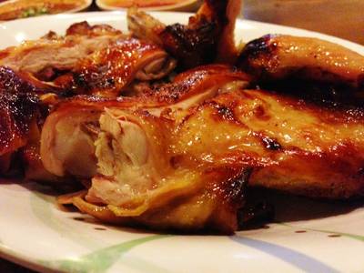 ไก้บ้านย่าง ที่ ร้านอาหาร ร้านอาหารไก่ย่างกลางกรุง