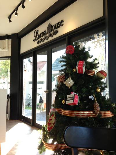 บรรยากาศในร้าน ที่ ร้านอาหาร Larna House Festival Walk