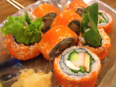 แคลิฟอเนียมากิไส้เน้นๆ สวยงามน่าทาน ที่ ร้านอาหาร Hanaya