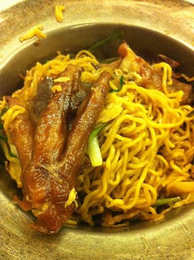 บะหมี่อบขาห่าน ที่ ร้านอาหาร สมบูรณ์โภชนา สุรวงศ์