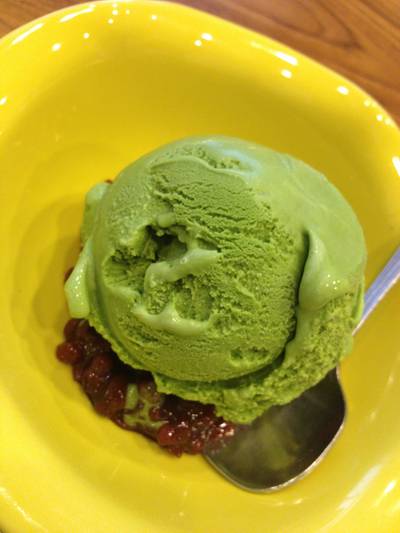 ไอศครีมชาเขียวถั่วแดงนฝรสชาตนุ่มๆ ถั่วแดงหวานๆ ที่ ร้านอาหาร Hanaya