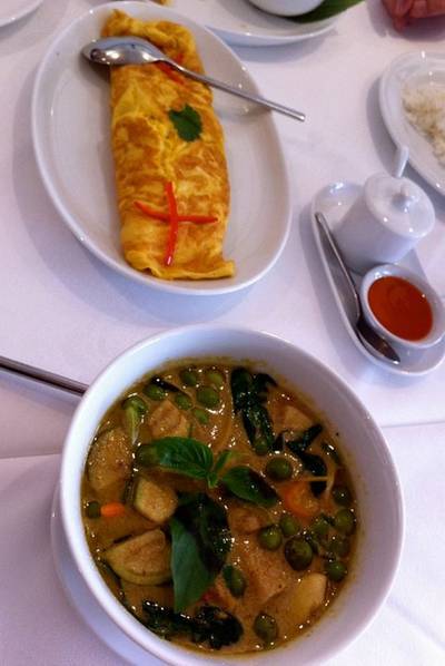 แกงเขียวหวาน กับไข่เจียวทอด ที่ ร้านอาหาร บ้านกลมกิ๊ก