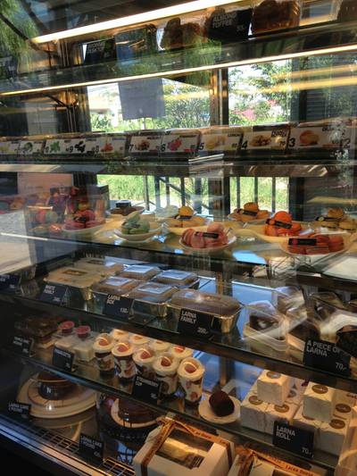 ตู้เค้ก อยากทานไปหมดเลยยย ที่ ร้านอาหาร Larna House Festival Walk