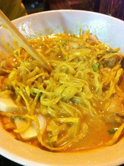 ข้าวซอยไก่ ที่ ร้านอาหาร เฮือนลำพูน ตลิ่งชัน