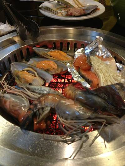 กุ้ง หอยแมลงภู่นิวซีเเลนด์ ปลาเเซลมอนเเละเห็ดห่อเนย ที่ ร้านอาหาร Kaiteki Yakiniku