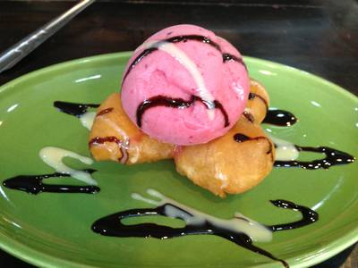 ปาท่องโก๋ไอติมเบอร์รี่ ที่ ร้านอาหาร ปาท่องโก๋