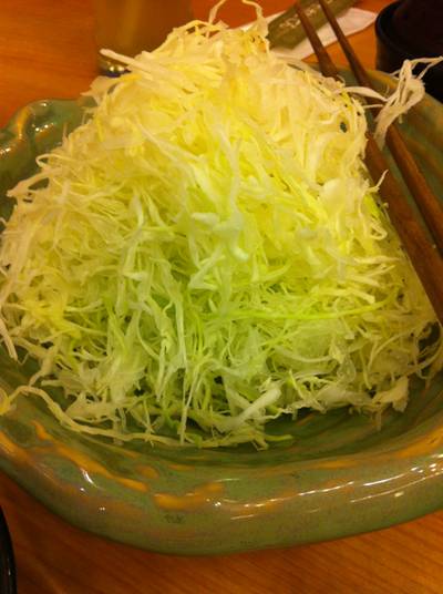 กะหล่ำทานคู่กับสลัดงาอร่อยนะ ที่ ร้านอาหาร Saboten Siam Paragon