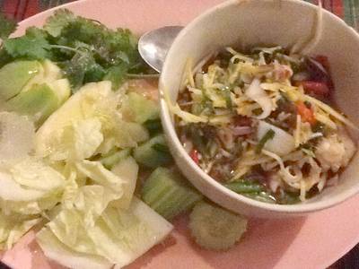 แสร้งว่ากุ้งอรอ่ยมาก ที่ ร้านอาหาร บ้านไม้ริมน้ำ