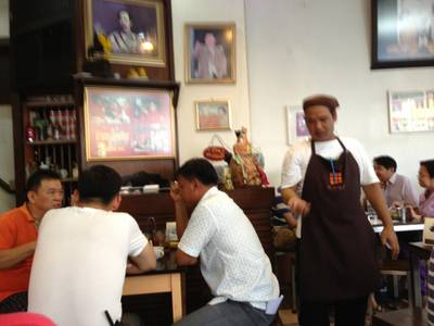 บรรยากาสในร้าน ปาท่องโก๋ทรงเสวยพระเทพ ที่ ร้านอาหาร ปาท่องโก๋