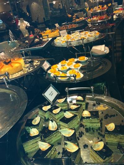 ไลน์ขนม   ที่ ร้านอาหาร The Rain Tree Cafe Plaza Athenee Hotel